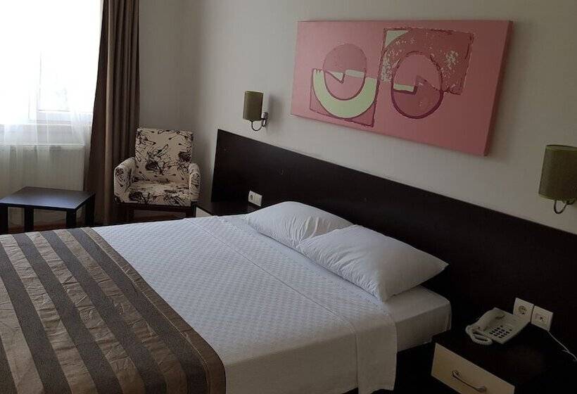 فندق Troas Beach