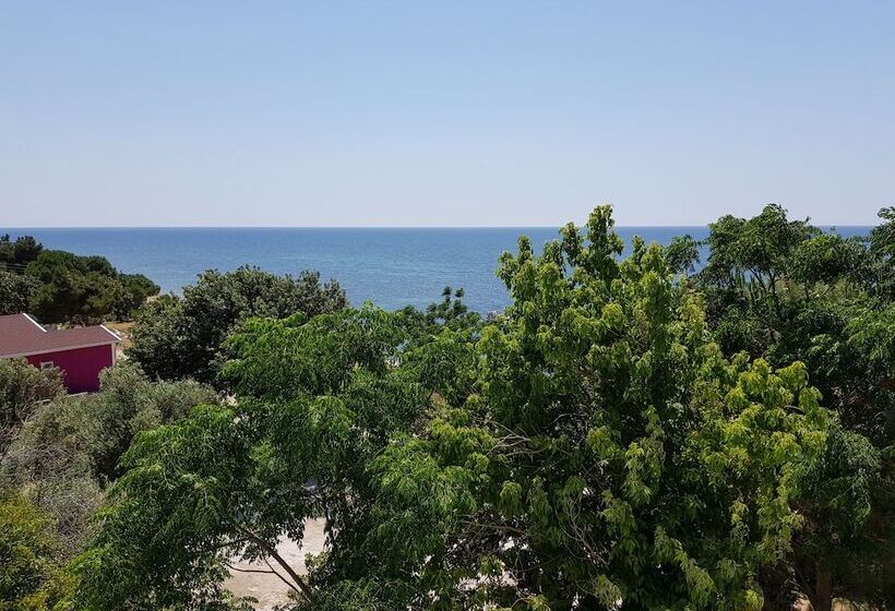 فندق Troas Beach