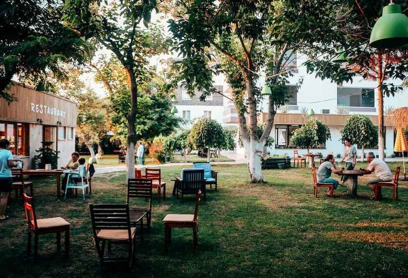 فندق Troas Beach