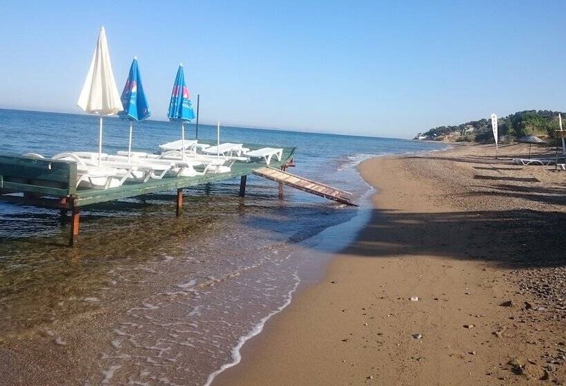 فندق Troas Beach