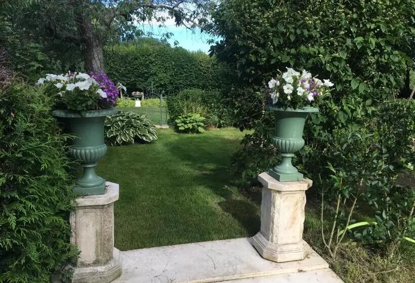 Aamiaismajoitus (B&B) Le Manoir De Maucartier