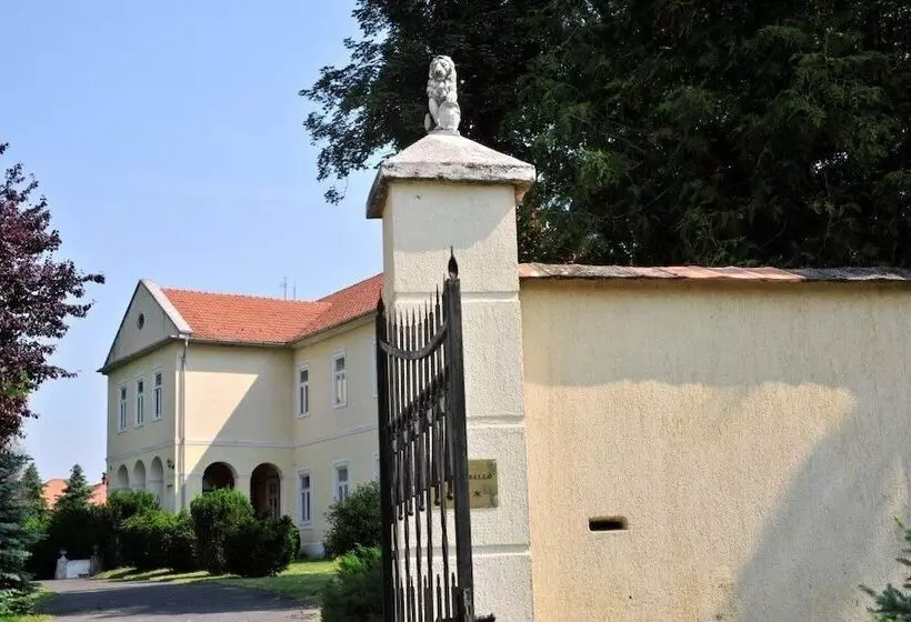 Bed & Breakfast Misefa Kastély