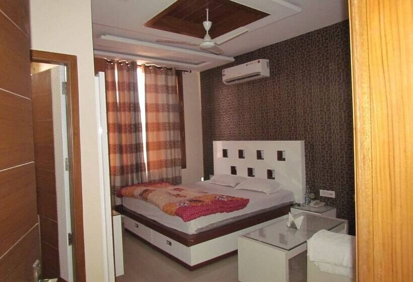 בית מלון כפרי Gst Grand Plaza