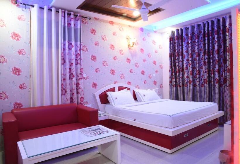 בית מלון כפרי Gst Grand Plaza