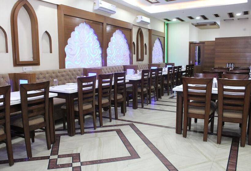 בית מלון כפרי Gst Grand Plaza