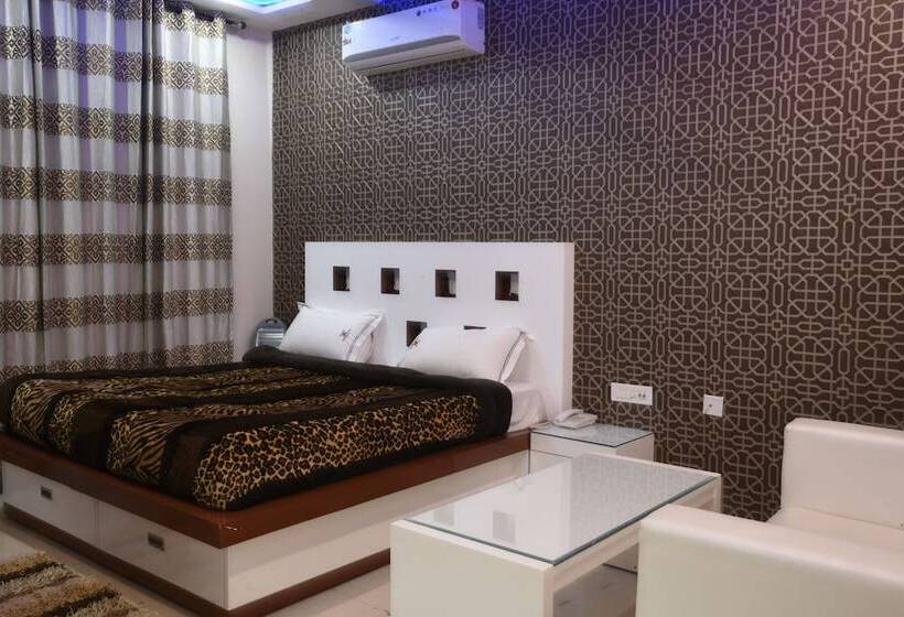 בית מלון כפרי Gst Grand Plaza