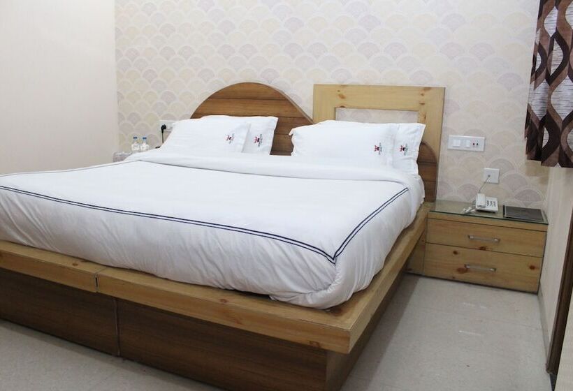 בית מלון כפרי Gst Grand Plaza