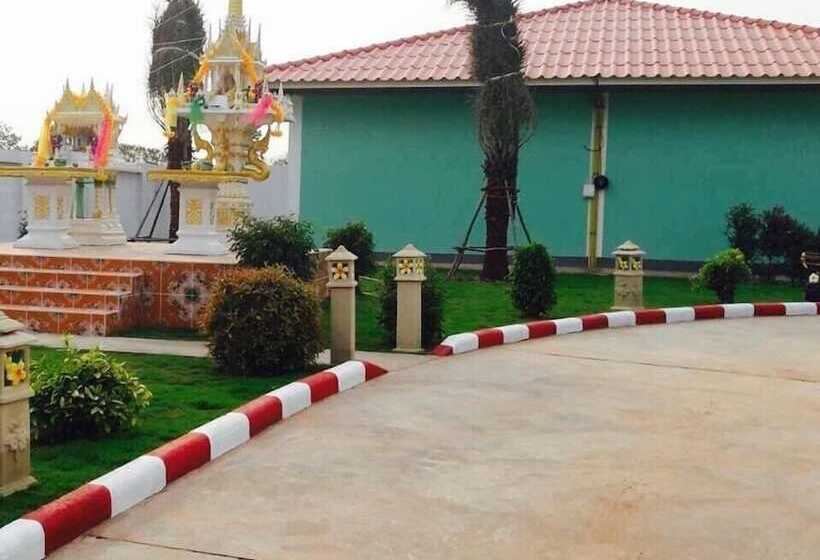 Отель Nadeetawee Resort