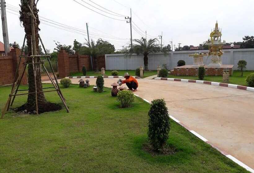 Отель Nadeetawee Resort