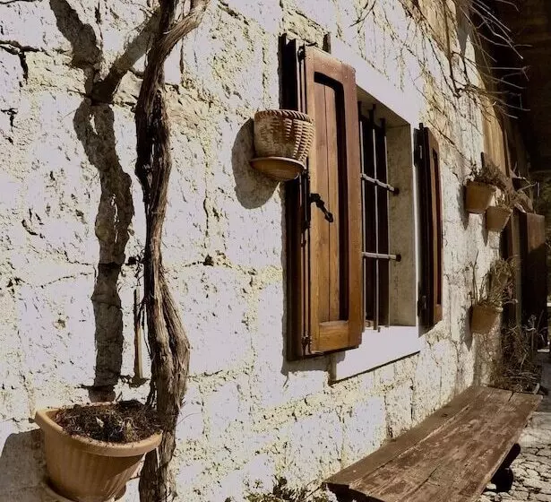 Majatalo 4lander House Balins