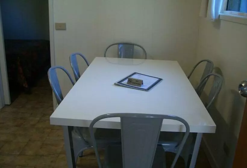 リゾートホテル Rainbow Pines Tourist Caravan Park