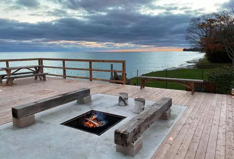 Hostelli The Lakeside Motel