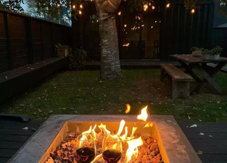 Hostelli The Lakeside Motel