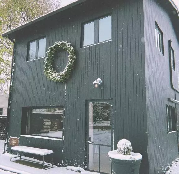 Hostelli The Lakeside Motel