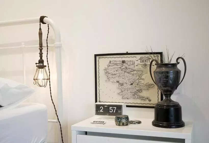 Hostelli The Lakeside Motel