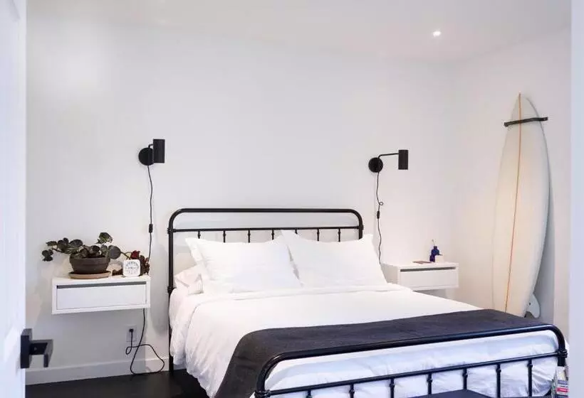 Hostelli The Lakeside Motel