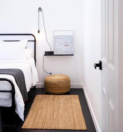 客栈  The Lakeside Motel