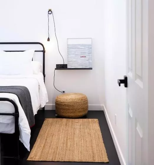 Hostelli The Lakeside Motel