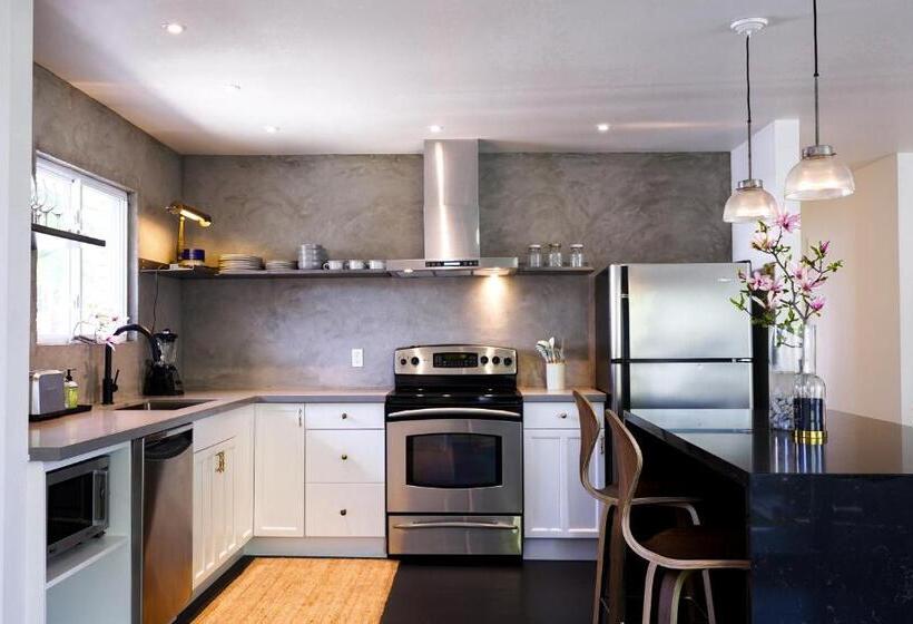 客栈  The Lakeside Motel