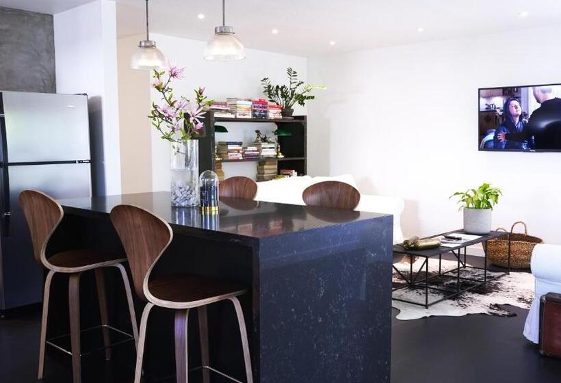 客栈  The Lakeside Motel