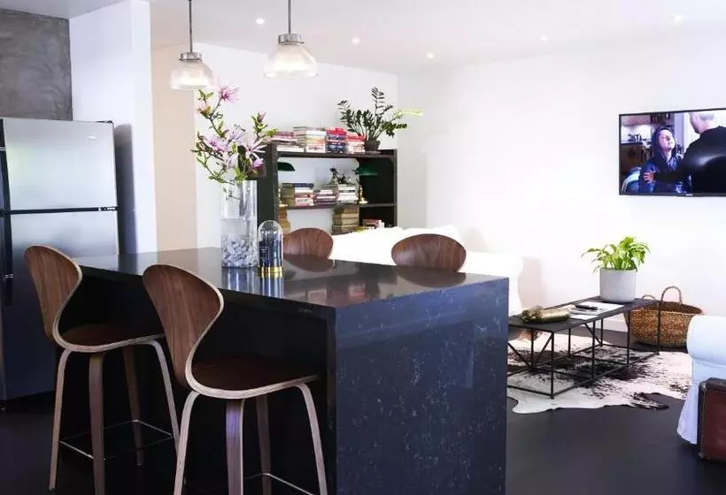 Hostelli The Lakeside Motel