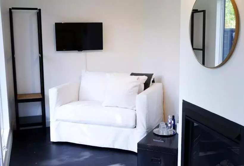 Hostelli The Lakeside Motel