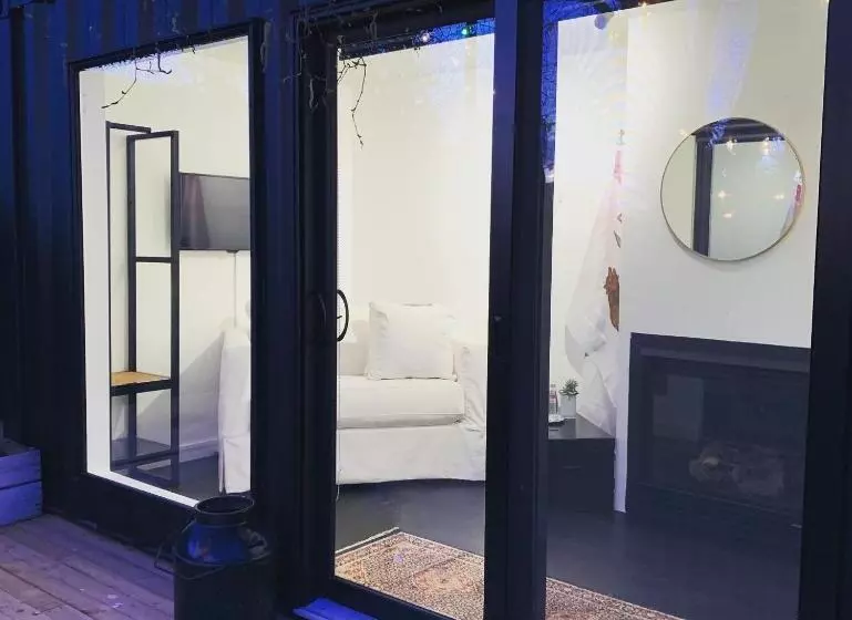 Hostelli The Lakeside Motel