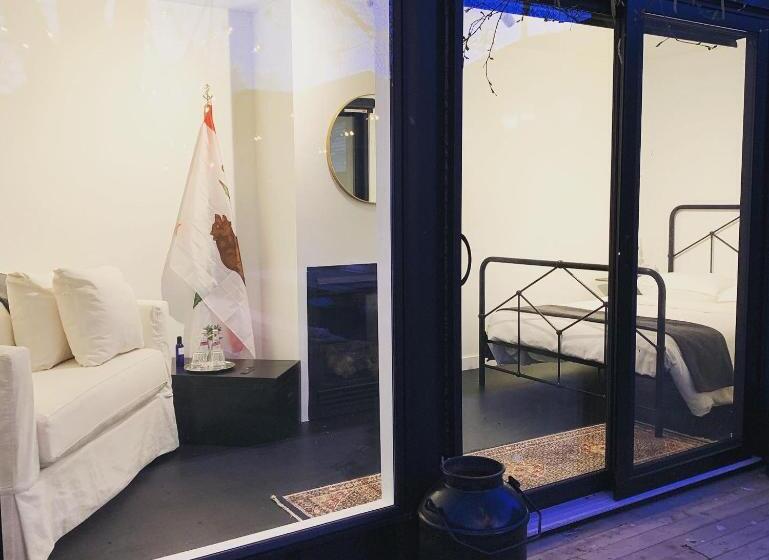 客栈  The Lakeside Motel