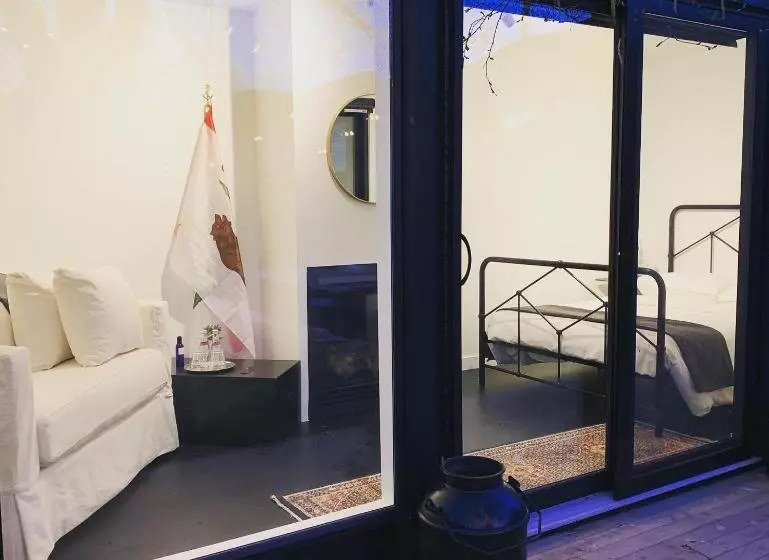 Hostelli The Lakeside Motel