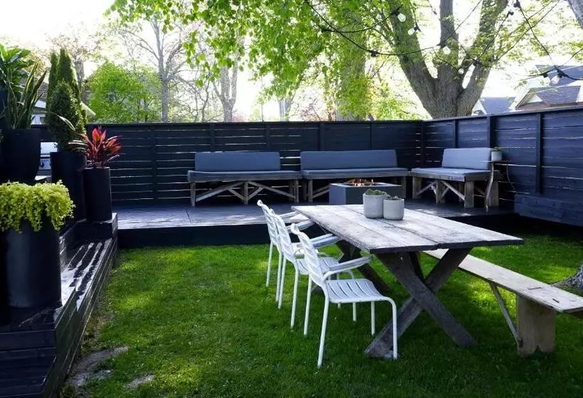 Hostelli The Lakeside Motel