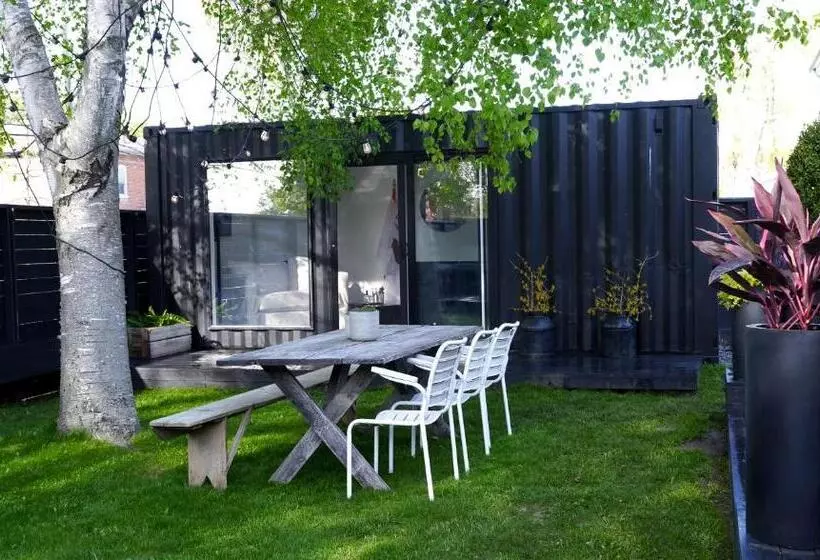 Hostelli The Lakeside Motel