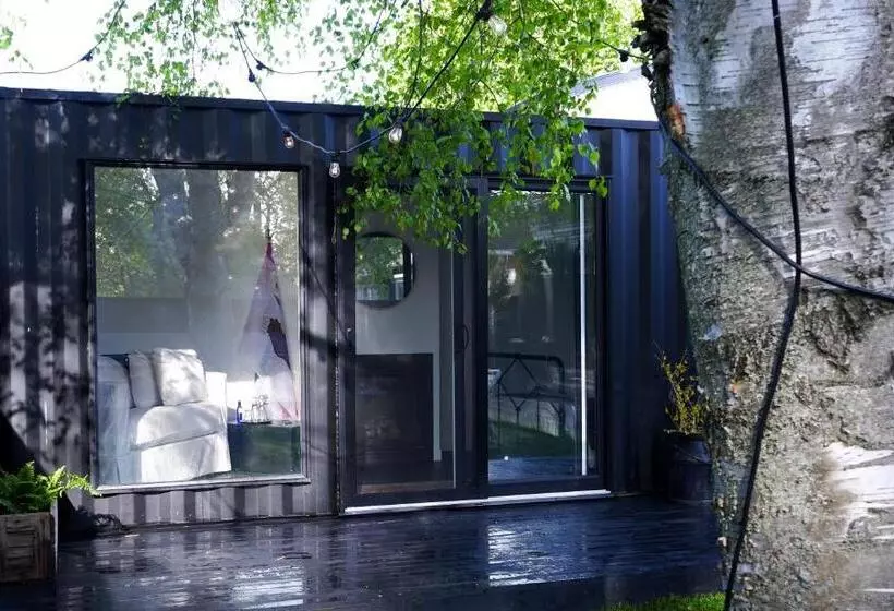 Hostelli The Lakeside Motel