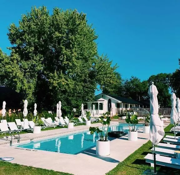 Hostelli The Lakeside Motel