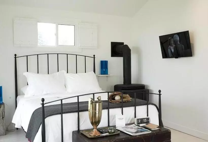 Hostelli The Lakeside Motel