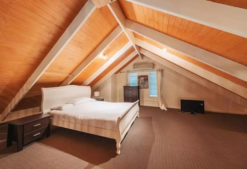 Outlook Hill Vineyard Cottages