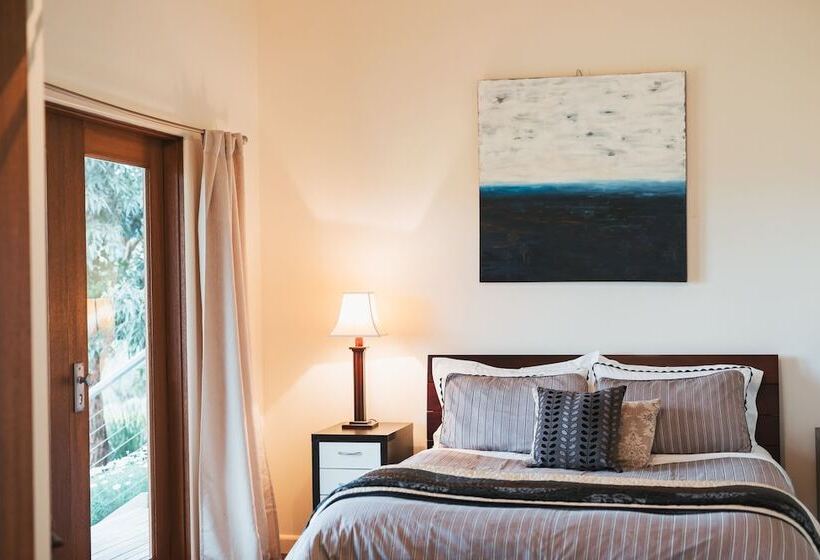 Outlook Hill Vineyard Cottages