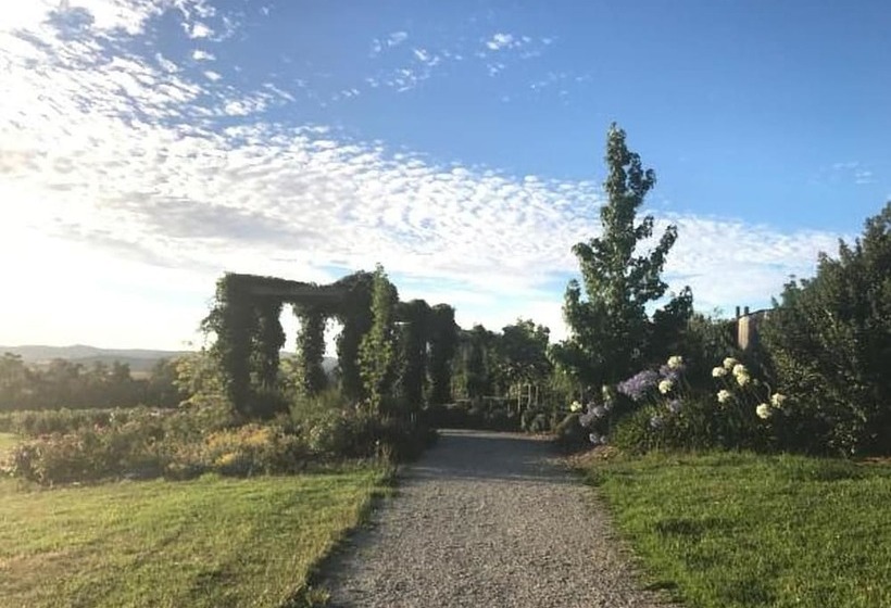 Outlook Hill Vineyard Cottages