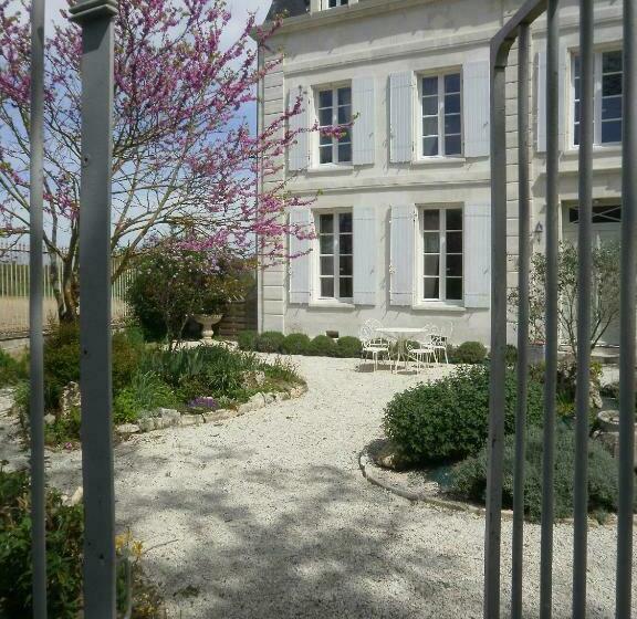 مبيت وإفطار Domaine De Berthegille