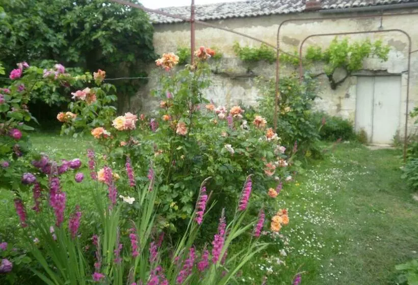 Aamiaismajoitus (B&B) Domaine De Berthegille