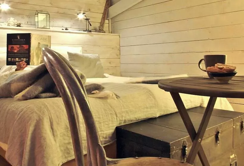 Bed and Breakfast Terre Des Baronnies. Cabanes