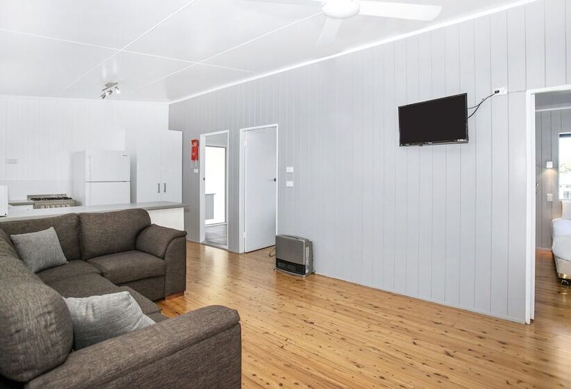 منتجع Lakeside Cabins & Holiday Village