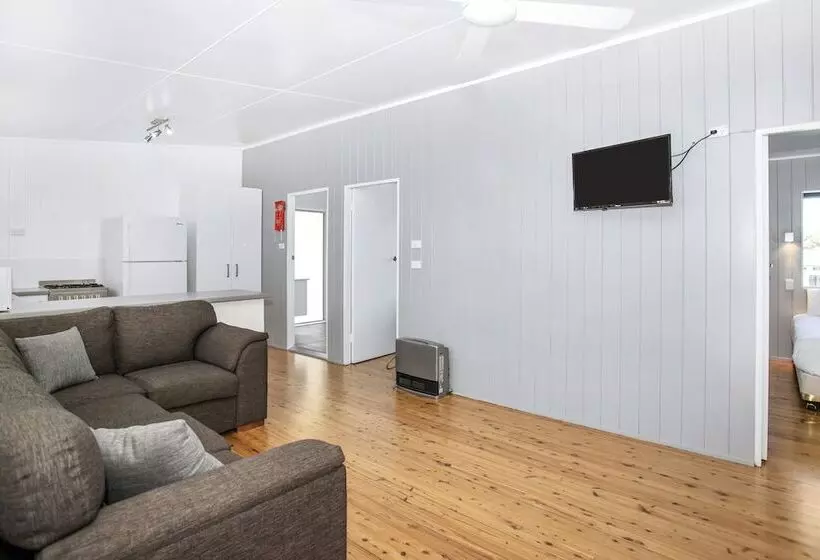 Lomakeskus Lakeside Cabins & Holiday Village