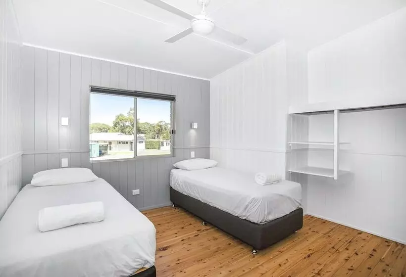 Lomakeskus Lakeside Cabins & Holiday Village