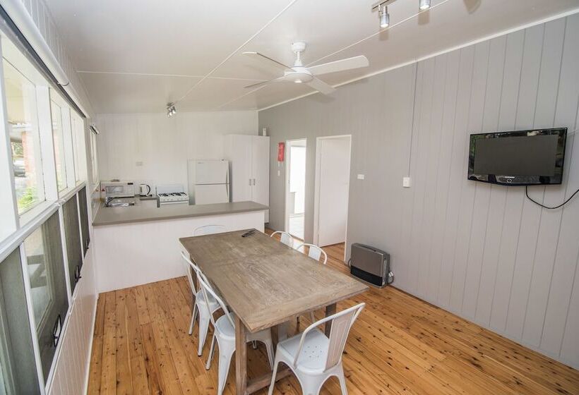 منتجع Lakeside Cabins & Holiday Village