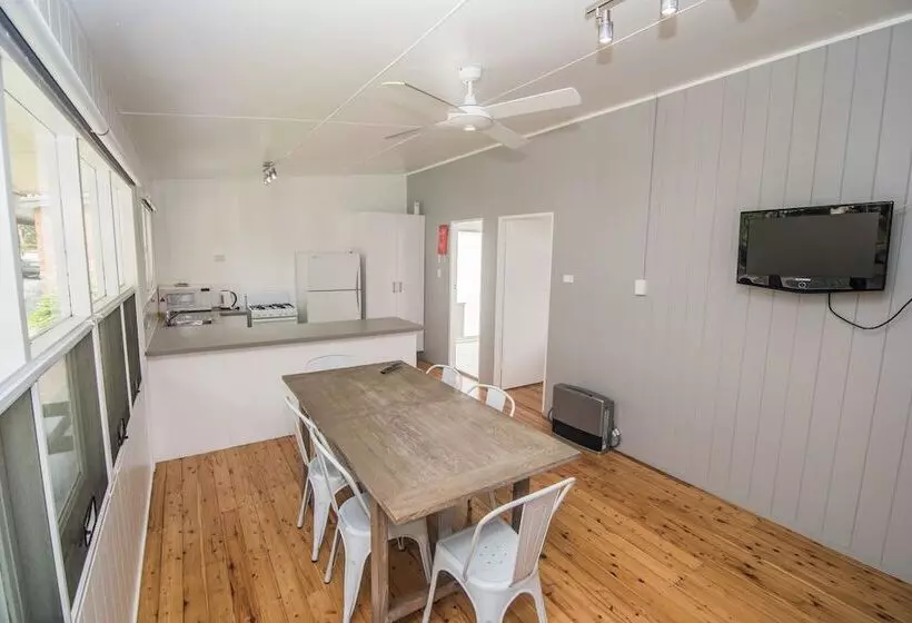 Lomakeskus Lakeside Cabins & Holiday Village