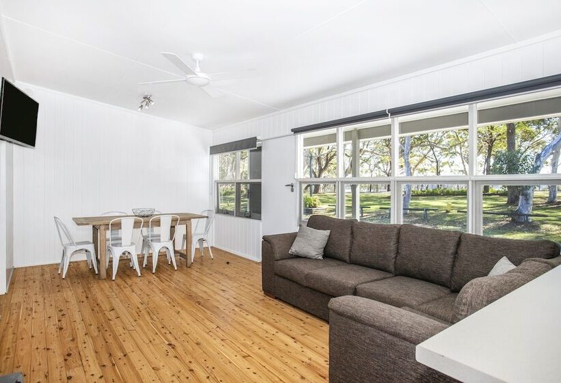 منتجع Lakeside Cabins & Holiday Village