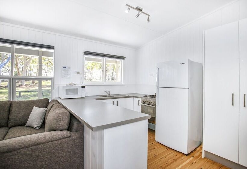 منتجع Lakeside Cabins & Holiday Village