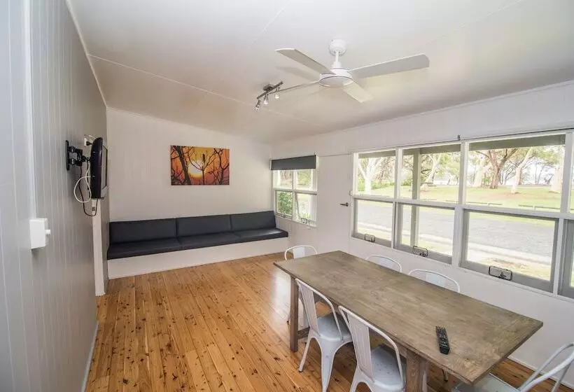 Lomakeskus Lakeside Cabins & Holiday Village