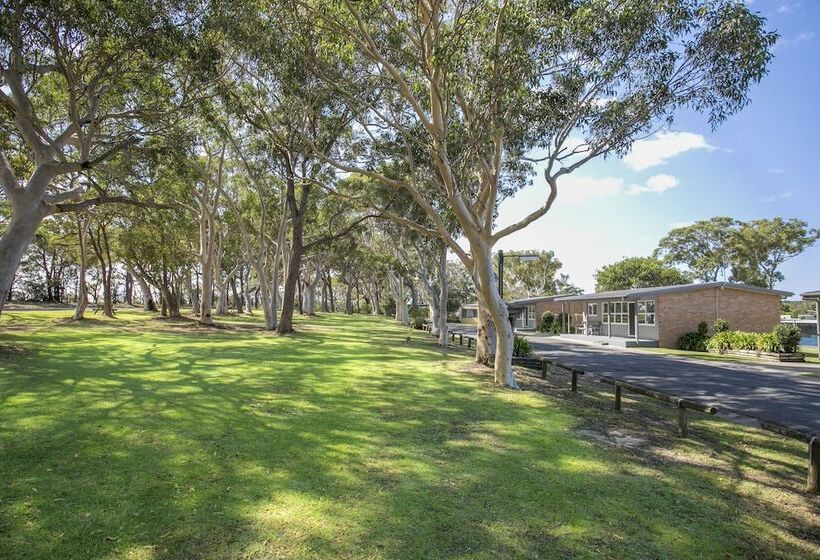 منتجع Lakeside Cabins & Holiday Village