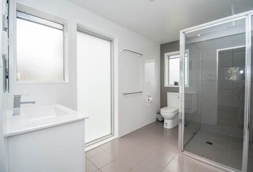 منتجع Lakeside Cabins & Holiday Village